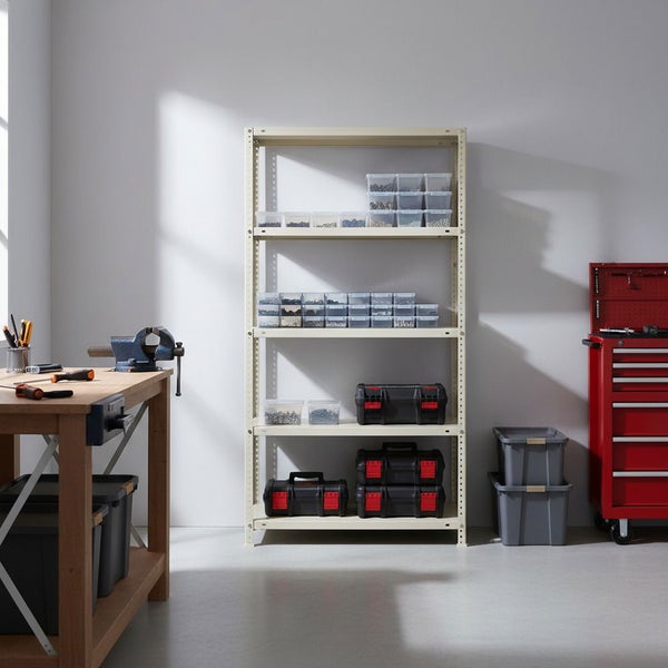 Helle Werkstatt mit Metallregal, Holzwerkbank inklusive Schraubstock, Werkzeugkoffern und einem roten Werkstattwagen auf Rollen.