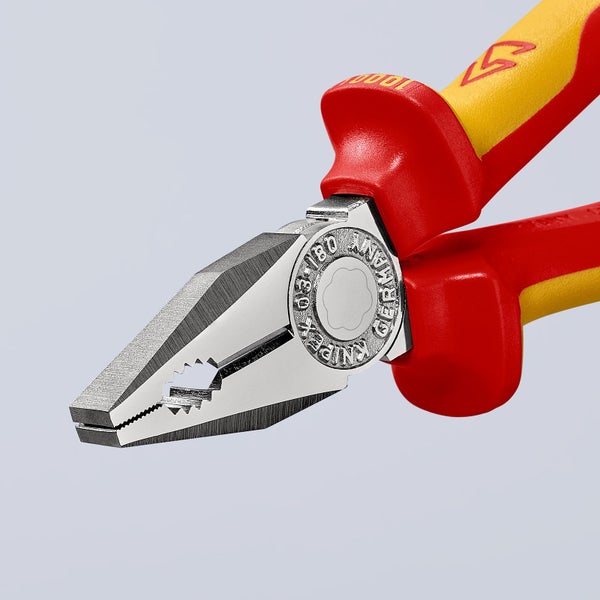 Knipex Kombizange mit Befestigungsöse verchromt, isoliert mit Mehrkomponenten-Hüllen, VDE-geprüft; mit integrierter isolierter Befestigungsöse zum Anbringen einer Absturzsicherung 180 mm - 0306180TBK