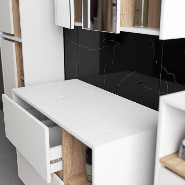 Detailaufnahme eines Badezimmerschranks mit Schubladen und einer Ablagefläche.