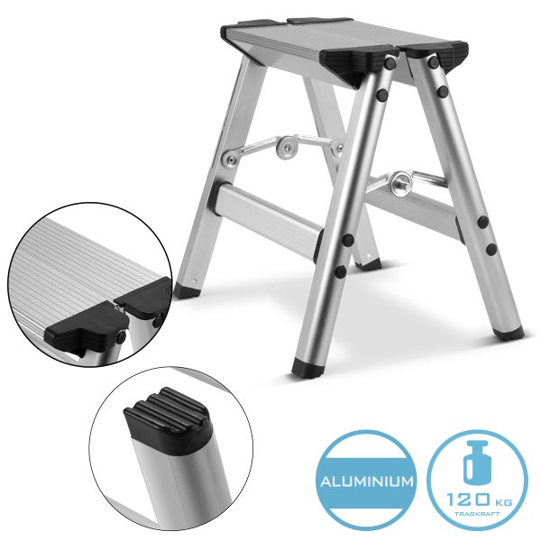 Klapptritt aus Aluminium mit einer Tragkraft von 120 Kilogramm, geriffelter Trittfläche und rutschfesten Standfüßen.