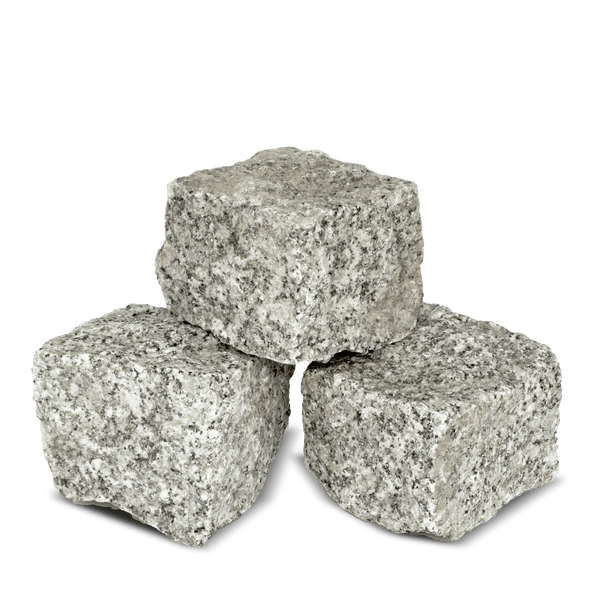 Drei Pflastersteine aus Granit in Würfelform mit natürlich gespaltener Oberfläche.