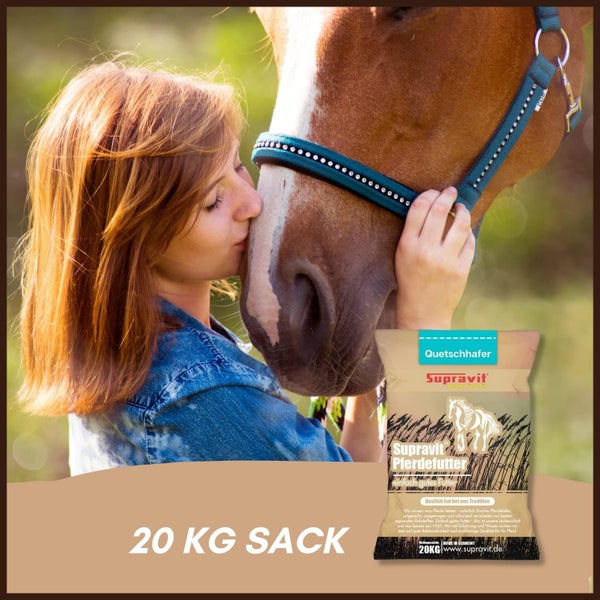 Frau küsst Pferd neben einem 20 Kilogramm Sack Supravit Pferdefutter Quetschhafer