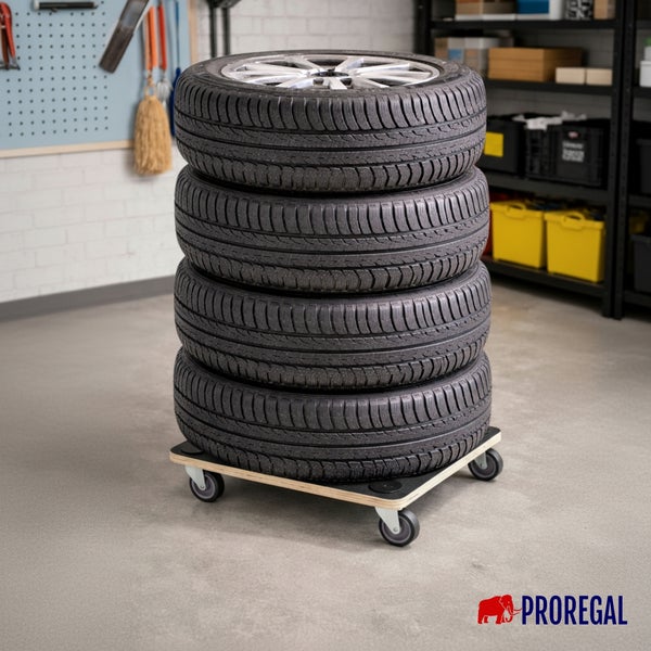 Vier auf einem hölzernen Reifen-Rollbrett mit Lenkrollen gestapelte Autoreifen in einer Werkstatt. PROREGAL Logo.