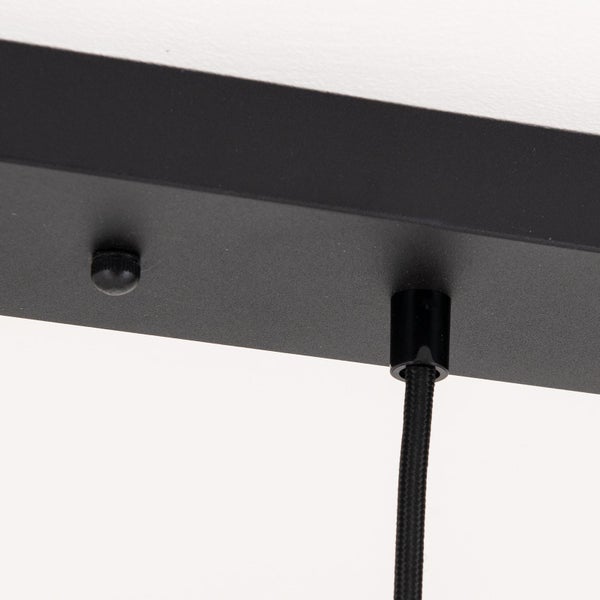 Detailansicht einer schwarzen Deckenleuchte mit Kabel