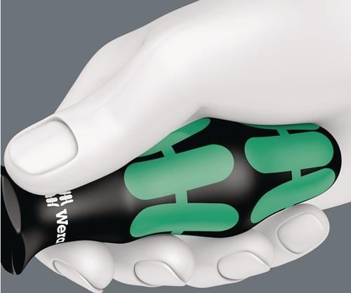 Nahaufnahme eines Schraubendrehers mit ergonomischem Griff von Wera, gehalten in einer Hand