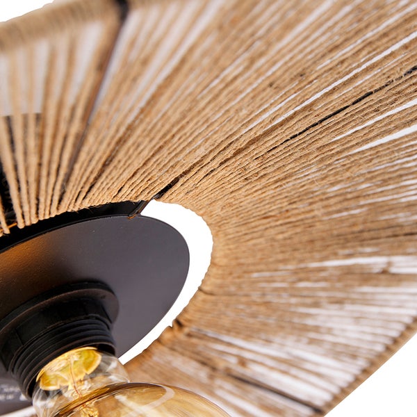 Nahaufnahme einer Deckenleuchte mit einem Schirm aus Naturseil und einer schwarzen Metallbasis, inklusive Vintage-Glühbirne.