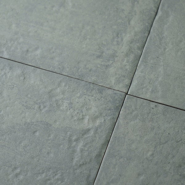 Fliesen mit natürlicher Steinoptik und strukturierter Oberfläche in quadratischer Verlegung.