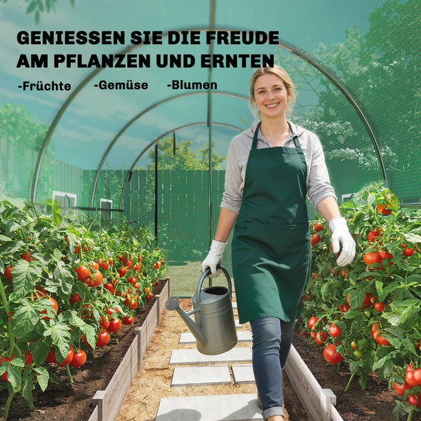 Frau mit Gießkanne in einem hellen Tunnelgewächshaus mit Tomatenpflanzen in hölzernen Hochbeeten. Text: Freude am Pflanzen und Ernten.
