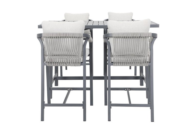 Garten-Bar-Set bestehend aus einem Bartisch und vier Barstühlen mit Kissen und Seilbespannung an der Rückenlehne.