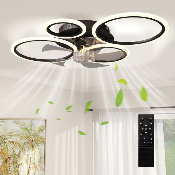 Moderner Deckenventilator mit vier kreisförmigen LED-Leuchten und transparenten Flügeln, inklusive Fernbedienung, in einem hellen Raum.