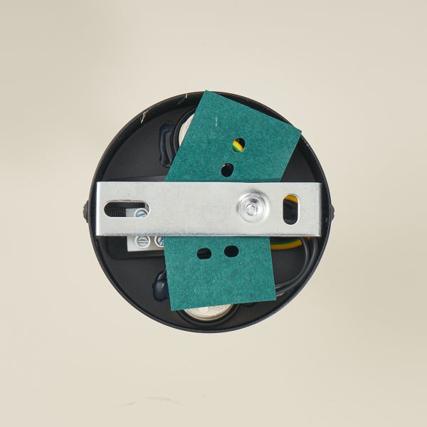 Deckenleuchten-Montage mit Befestigungsmaterial