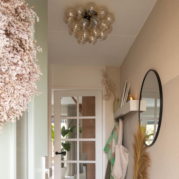 Deckenleuchte mit vielen Glühbirnen im Flur