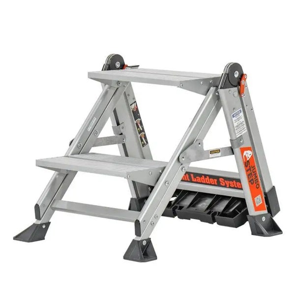 Zweistufige Aluminium-Klappleiter mit breiten Stufen, schwarzen Sicherheitsfüßen und dem Jumbo Step Logo.