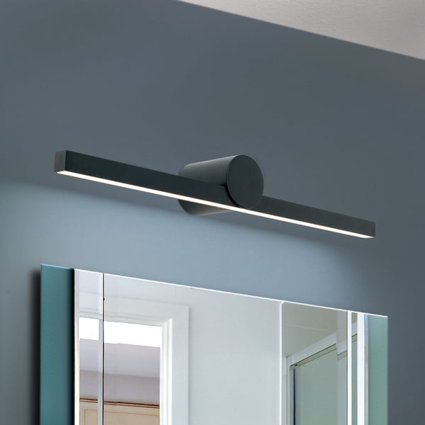 Moderne LED Spiegelleuchte in stabförmigem Design zur Wandmontage über einem Badezimmerspiegel