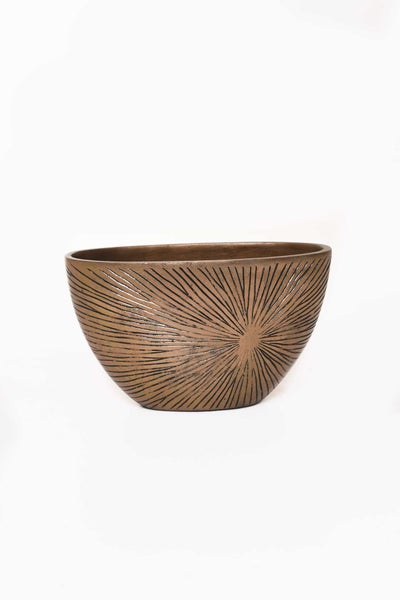 Ovale Pflanzschale in Bronze-Optik mit dekorativem, geätztem Strahlenmuster.