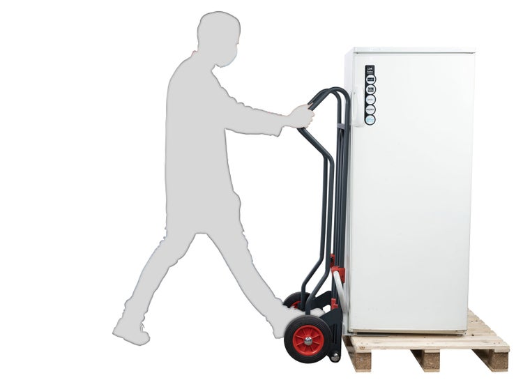 Sackkarre beim Transport eines großen, weißen Elektrogeräts auf einer Palette, bedient von einer schematisch dargestellten Person.