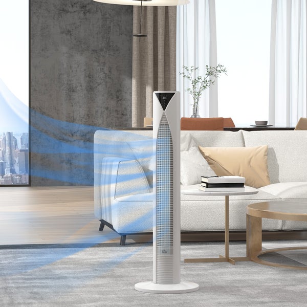 Moderner weißer Turmventilator in einem hellen Wohnzimmer mit hellem Sofa, Holztisch und digitaler Anzeige.