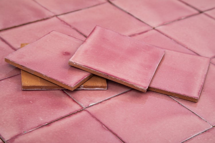 Quadratische Bodenfliesen aus Terrakotta