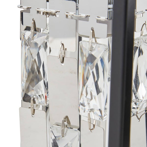 Detailansicht einer Lampe mit Kristall- und Metallelementen