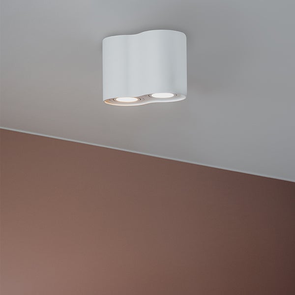 Weiße Deckenleuchte mit zwei Lichtquellen