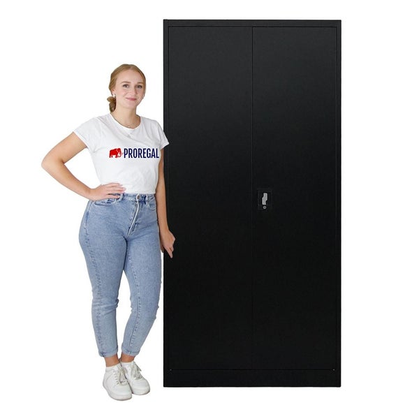 Schwarzer Stahlschrank mit zwei Türen zur Aufbewahrung.