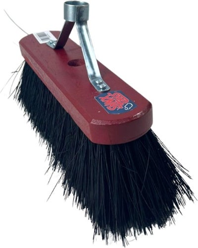 Roter Straßenbesen aus Holz mit schwarzen Borsten und Metallstielhalterung.