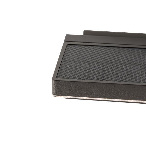 Nahaufnahme einer Solar-Wandleuchte mit strukturiertem Solarpanel und dunklem Gehäuse.