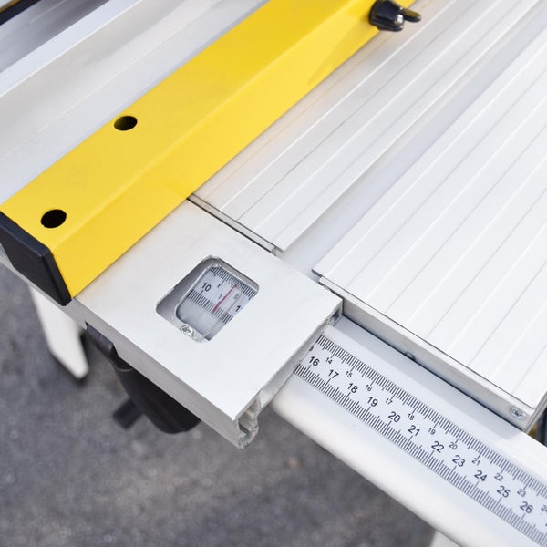 Detailansicht einer Werkbank mit Winkelmesser und Skala zur präzisen Messung.