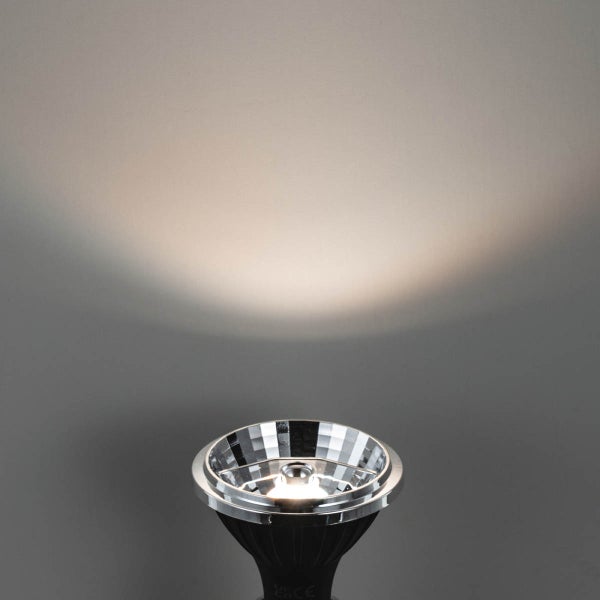 LED-Reflektorlampe mit silbernem Reflektor und aufwärts gerichtetem warmem Lichtkegel.