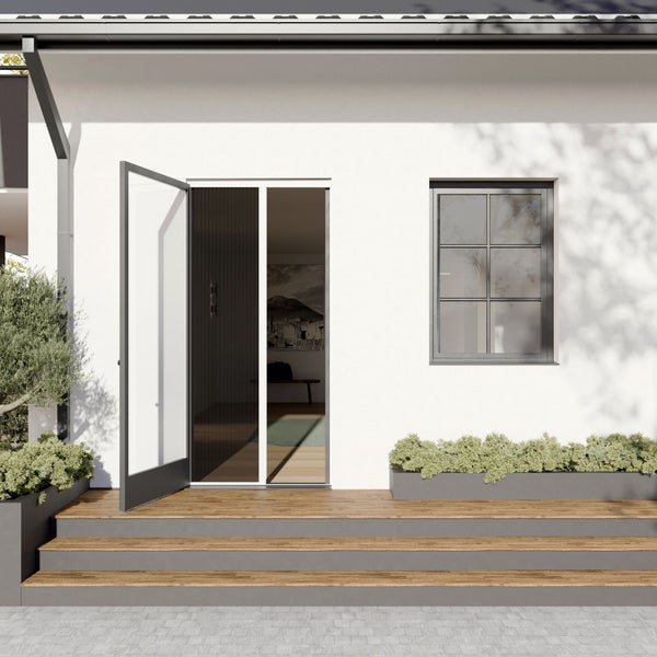 Außenansicht eines Hauses mit offener Terrassentür und Insektenschutz-Plissee. Daneben ein Fenster und graue Pflanzgefäße auf Holzstufen.