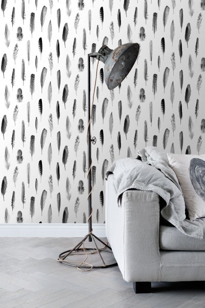 Wohnraum mit Feder-Tapete, Stehlampe und Sofa für eine dekorative Wandgestaltung