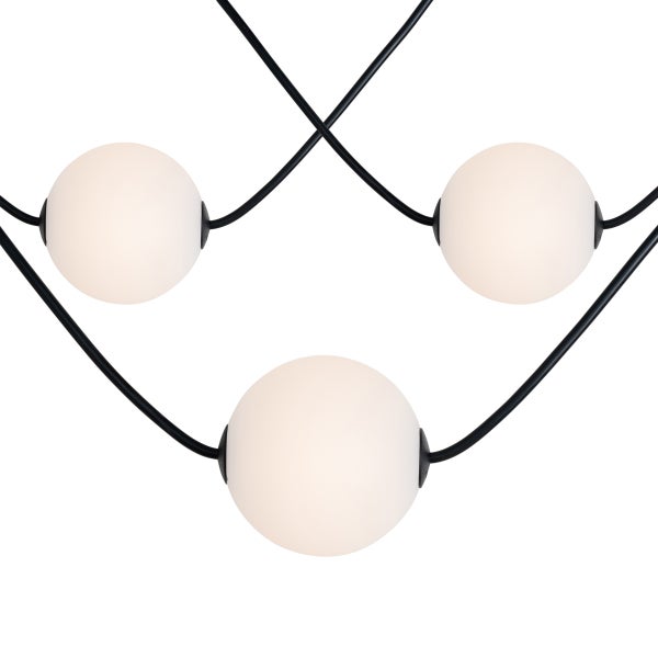 Pendelleuchte mit drei runden Lampenschirmen an schwarzen Kabeln