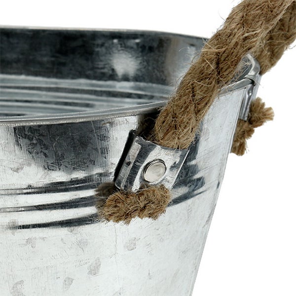 Detailansicht eines Metalleimers mit Seilgriff