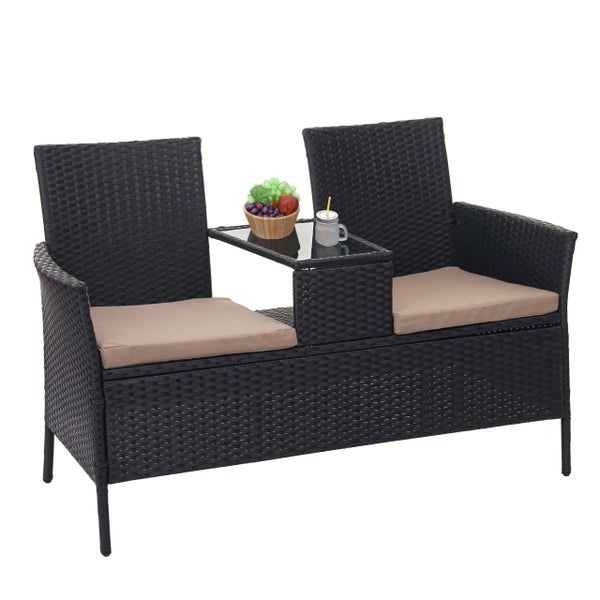 Zweisitzer-Gartenbank aus dunklem Polyrattan mit integriertem Mitteltisch und hellen Sitzkissen.