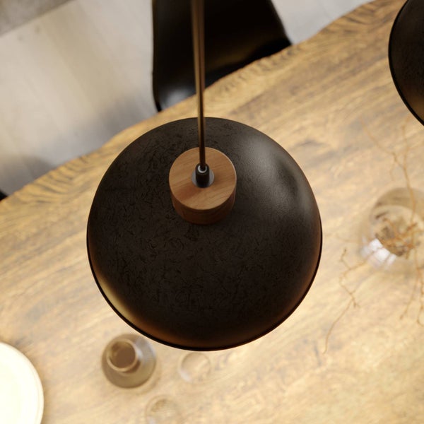 Ein Winkelschleifer bearbeitet ein Metallstück, das in einem Schraubstock eingespannt ist, wobei Funken fliegen.