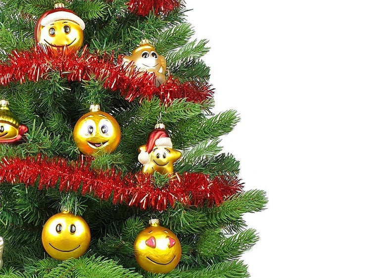Weihnachtsbaum geschmückt mit verschiedenen Smiley Weihnachtskugeln und Lametta