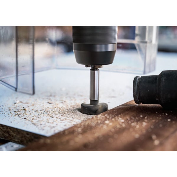 Forstnerbohrer in Verwendung mit Holzstaub