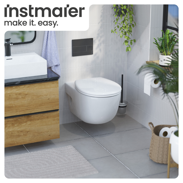Modernes Badezimmer mit Wand-WC, Waschtisch und dekorativen Elementen für eine stilvolle Atmosphäre