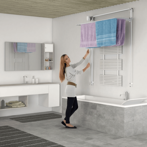 Helles Badezimmer mit Handtuchwärmer und Handtüchern, kombiniert mit Waschbecken, Spiegel und Badewanne