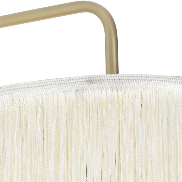 Detail einer Lampe mit Fransen und Metallrahmen