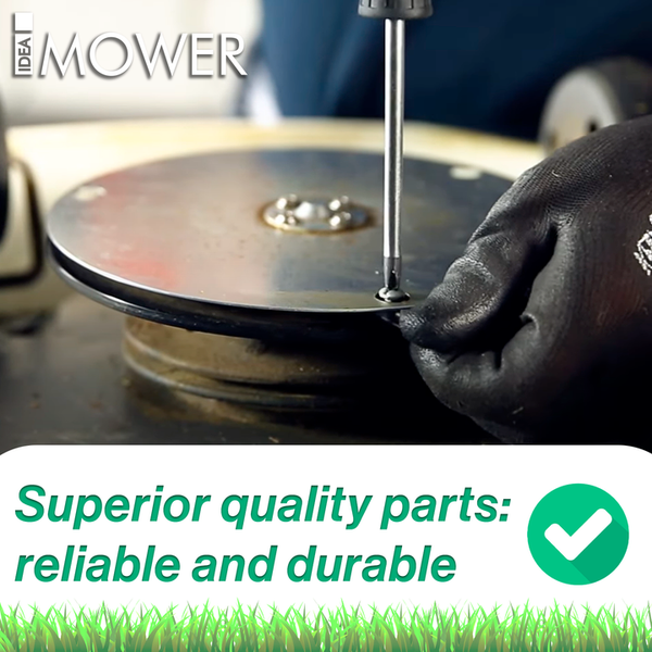 Eine Person befestigt mit einem Schraubendreher ein rundes Metallteil an einem Rasenmäher