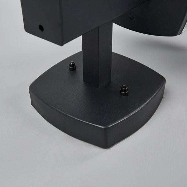 Detailansicht einer schwarzen Außenleuchten-Halterung mit quadratischer Basisplatte und Befestigungsschrauben.