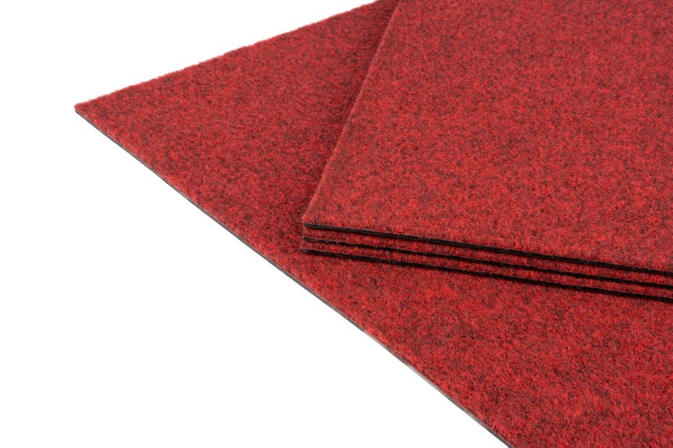 Rote Teppichfliesen aus Nadelfilz für strapazierfähige Bodenbeläge.