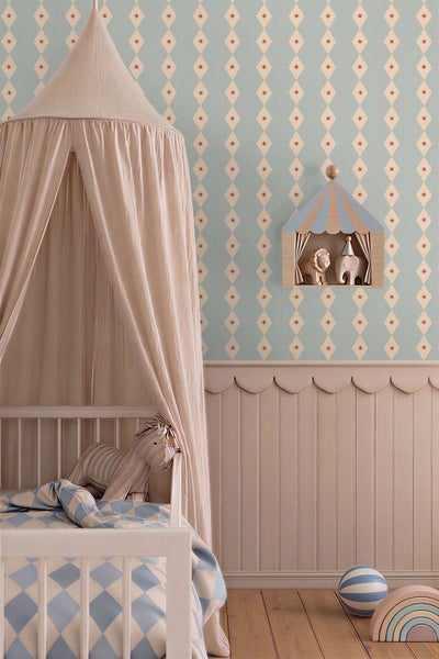 Kinderzimmer mit Zirkus Tapete, Himmelbett und Wandregal in Zirkuszelt Optik mit Holzfiguren.
