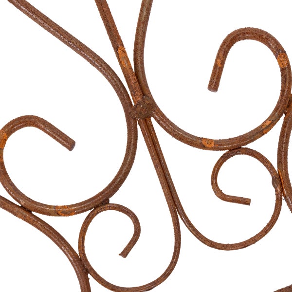 Detailansicht eines dekorativen Elements aus Metall mit geschwungenen Formen.