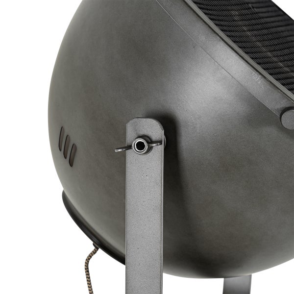 Detailaufnahme einer grauen Stehlampe mit Stativfuß