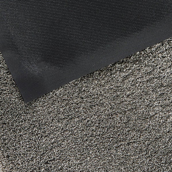 Detailansicht einer Schmutzfangmatte mit Textiloberfläche und rutschfester Rückseite.