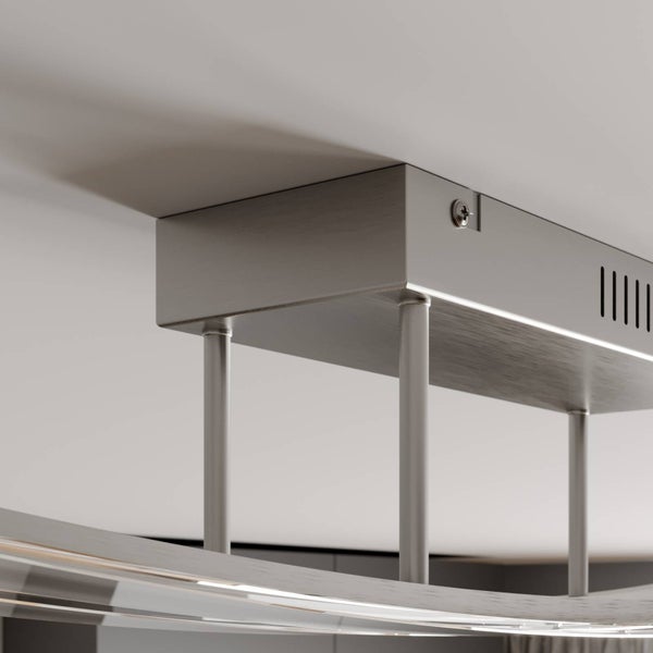 Nahaufnahme der Deckenhalterung einer modernen Deckenleuchte aus gebürstetem Metall mit Aufhängungsstangen.