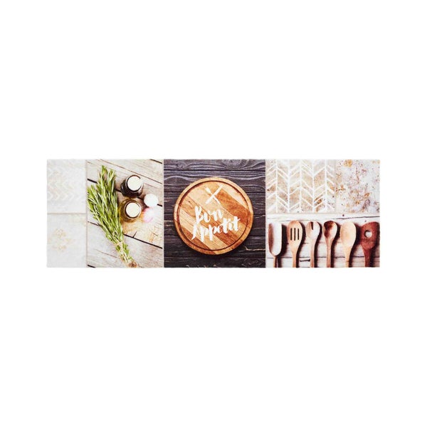 Küchenrückwand mit Kräutern, Gewürzen, Schneidebrett und Kochlöffeln