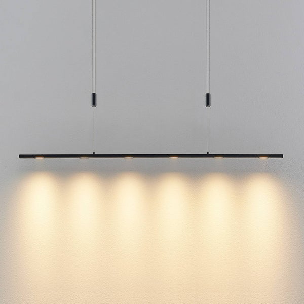Moderne schwarze LED-Balkenpendelleuchte mit sechs Lichtquellen.